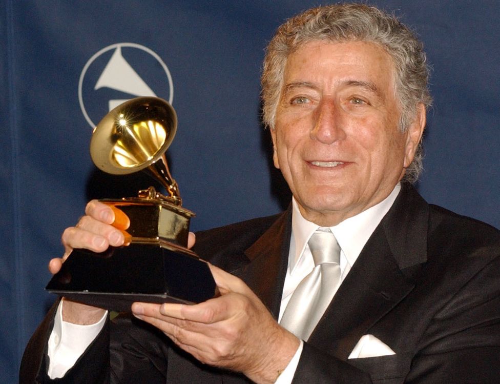 O cantor Tony Bennett, ícone da música romântica americana, morreu aos 96 anos. A informação foi confirmada por sua representante, Sylvia Weiner, nesta sexta-feira (21). O cantor completaria 97 anos no dia 3 de agosto.